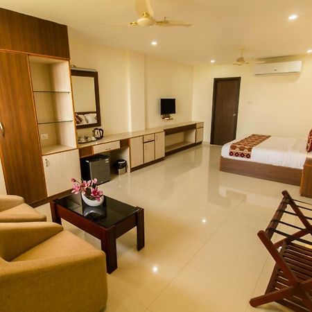 Hotel Miracle Residency Kizhake Chālakudi Exterior foto