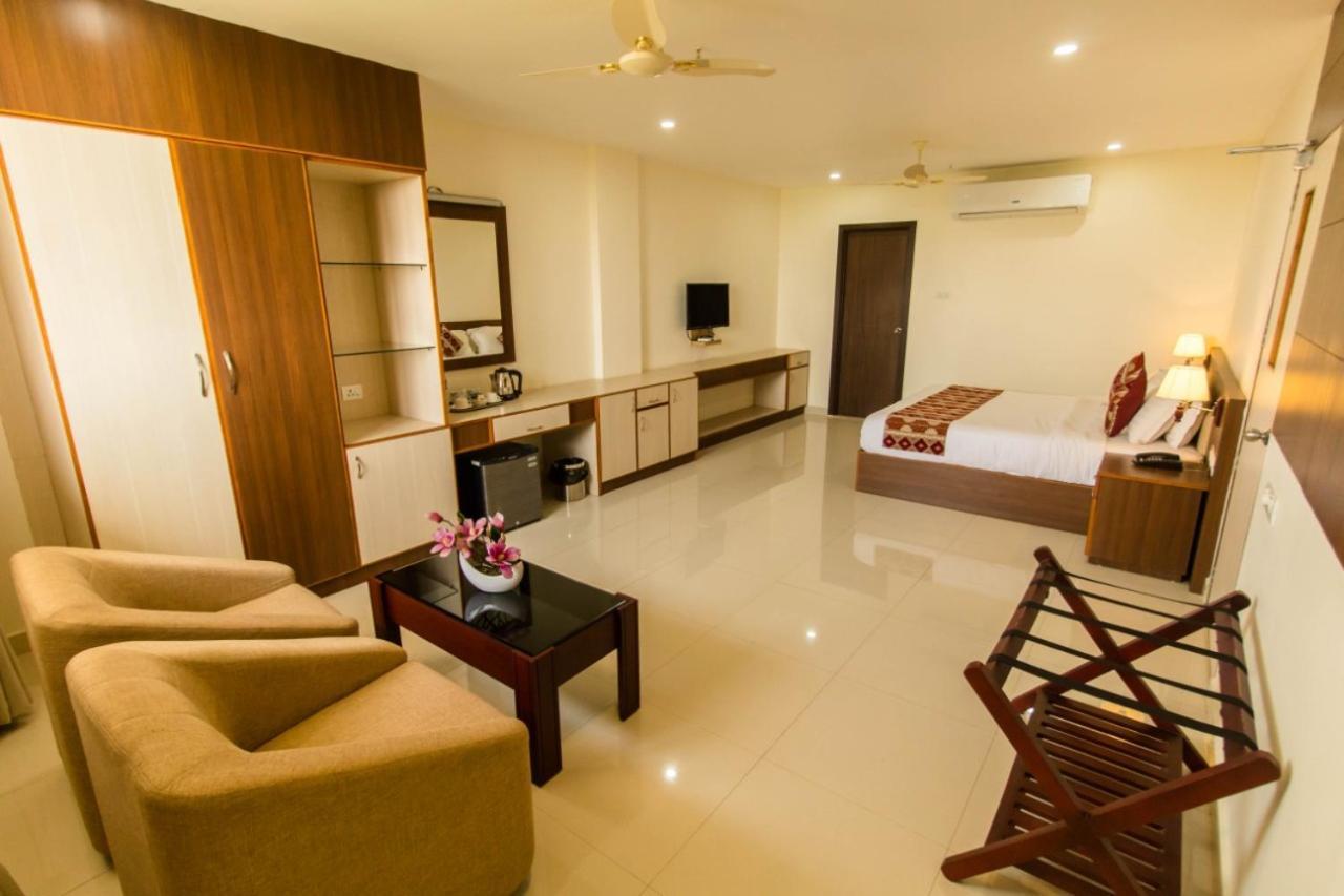 Hotel Miracle Residency Kizhake Chālakudi Exterior foto