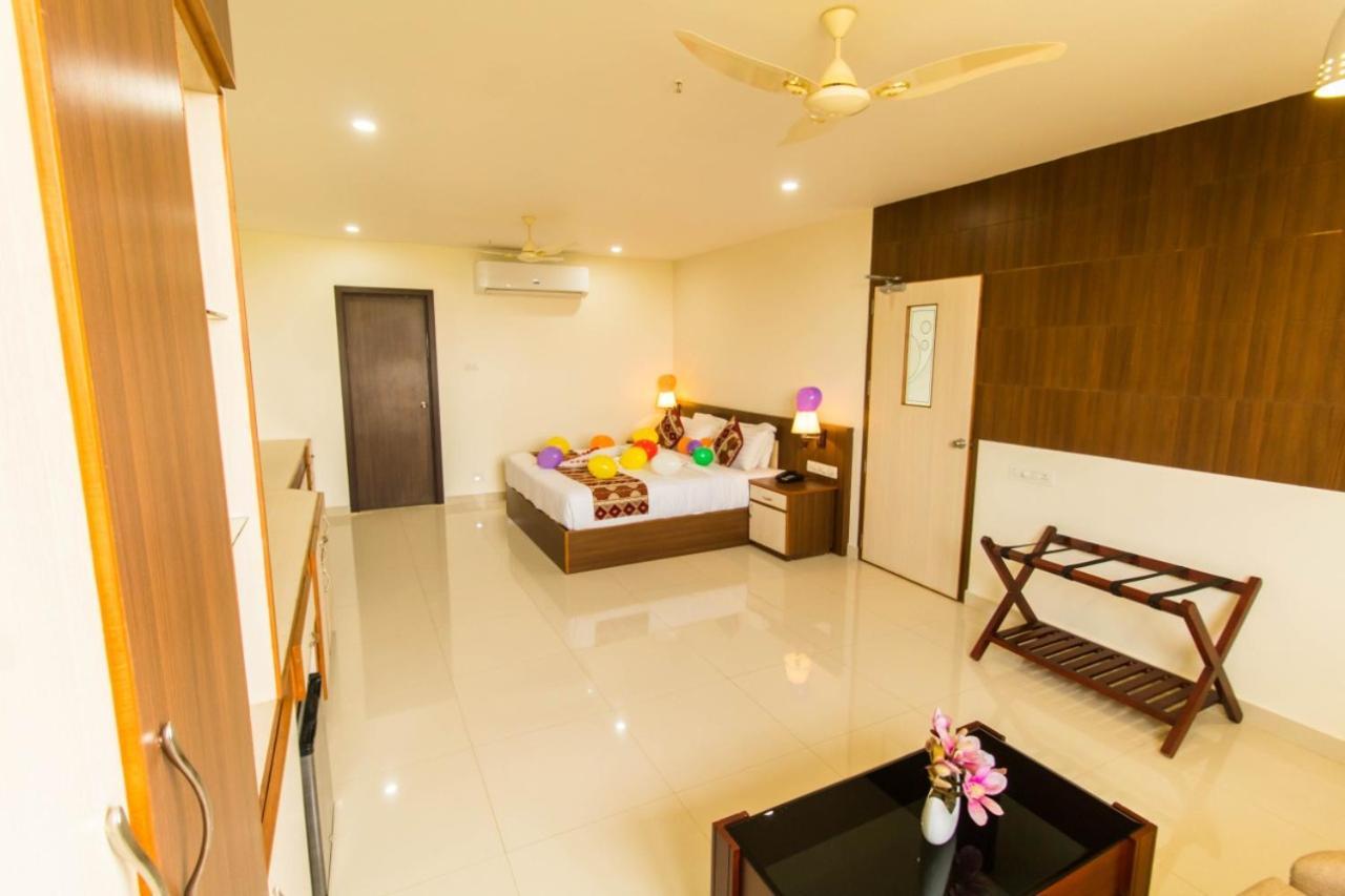 Hotel Miracle Residency Kizhake Chālakudi Exterior foto