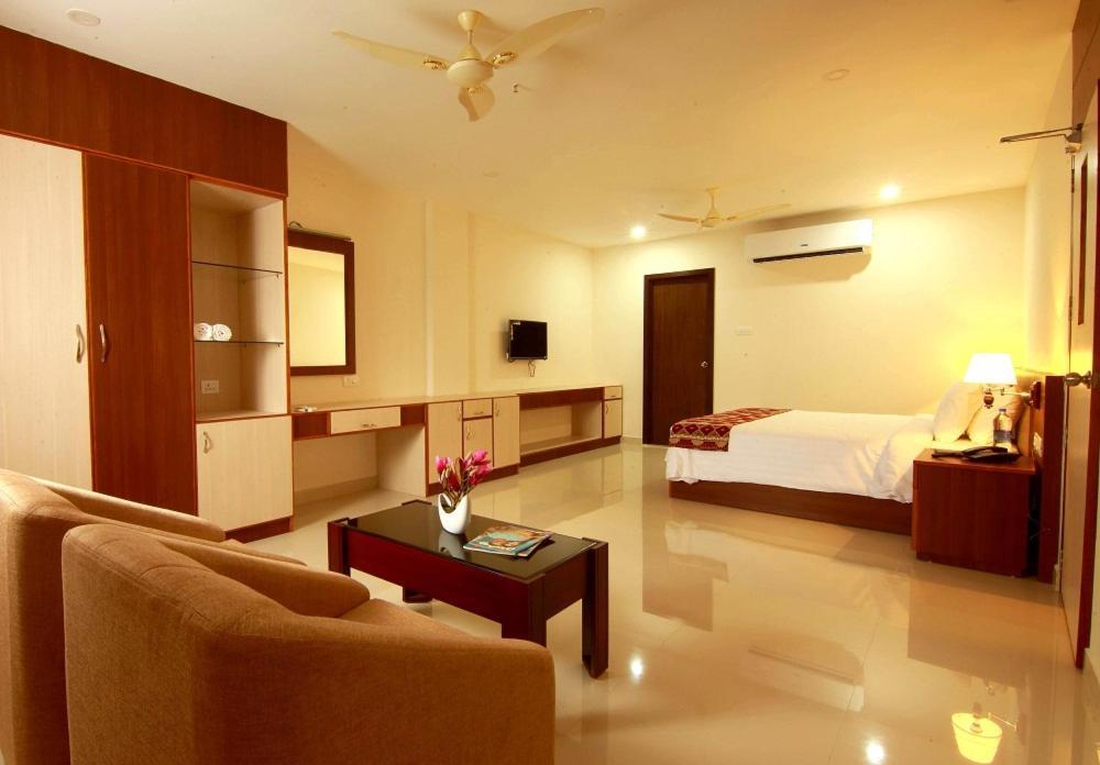 Hotel Miracle Residency Kizhake Chālakudi Exterior foto